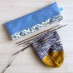 étui pratique pour tricoter des chaussettes et insérer ses aiguilles double pointes