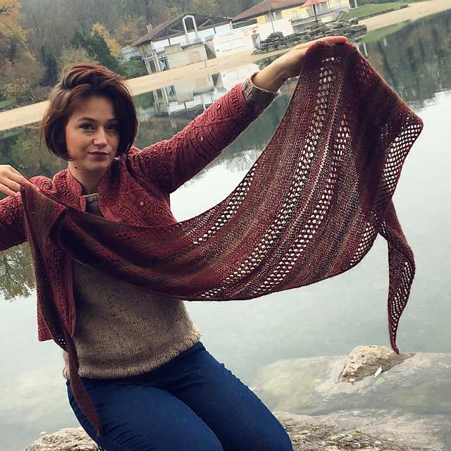 Flétrybois is a shawl created to use multicolored skeins. Switching between sections in garter stitch and lace pattern makes it nice to knit and elegant to wear.