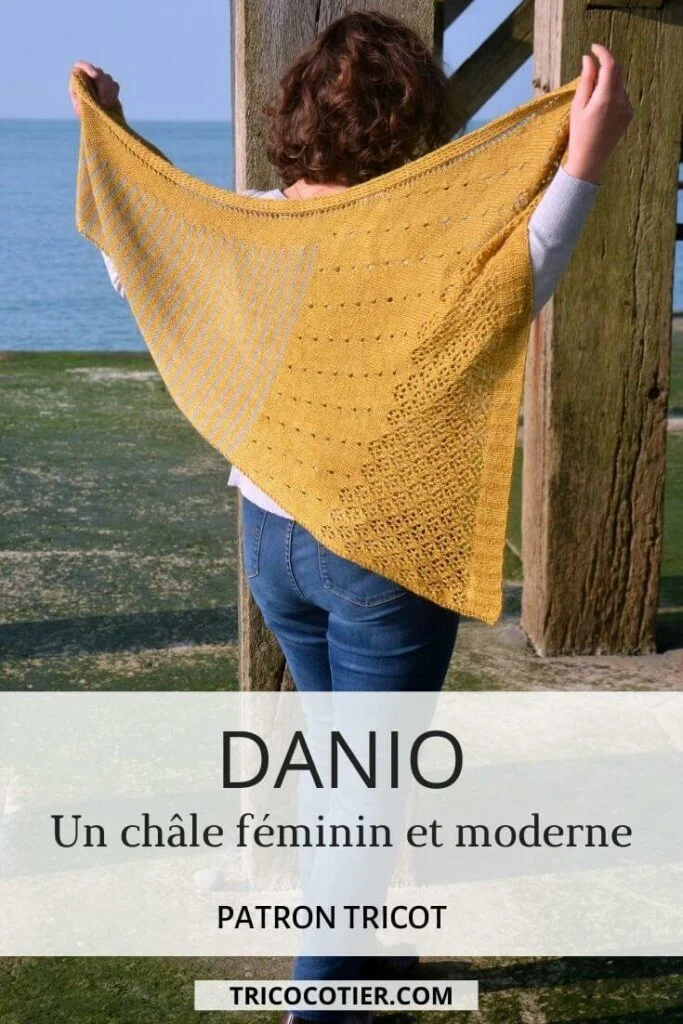 Le châle Danio est un tricot féminin et moderne avec des rayures et de la dentelle. Il se tricote avec 2 écheveaux de laine de type Fingering (fine) ou laine à chaussettes et des aiguilles à tricoter de taille 4. Les explications de ce modèle sont à télécharger sur le blog tricocotier.com. Patron d'Aglaé Laser.