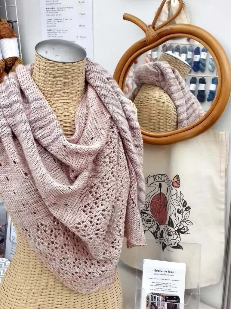 Patron pour tricoter le châle Danio, avec des rayures et de la dentelle, modèle de tricot avec des explications détaillées