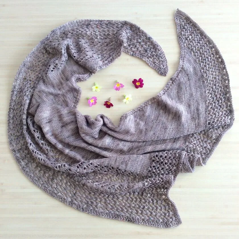 Kettricken, un joli châle pour le printemps. Amusant à tricoter, il est accessible aux débutantes et un plaisir à tricoter pour les plus expertes !