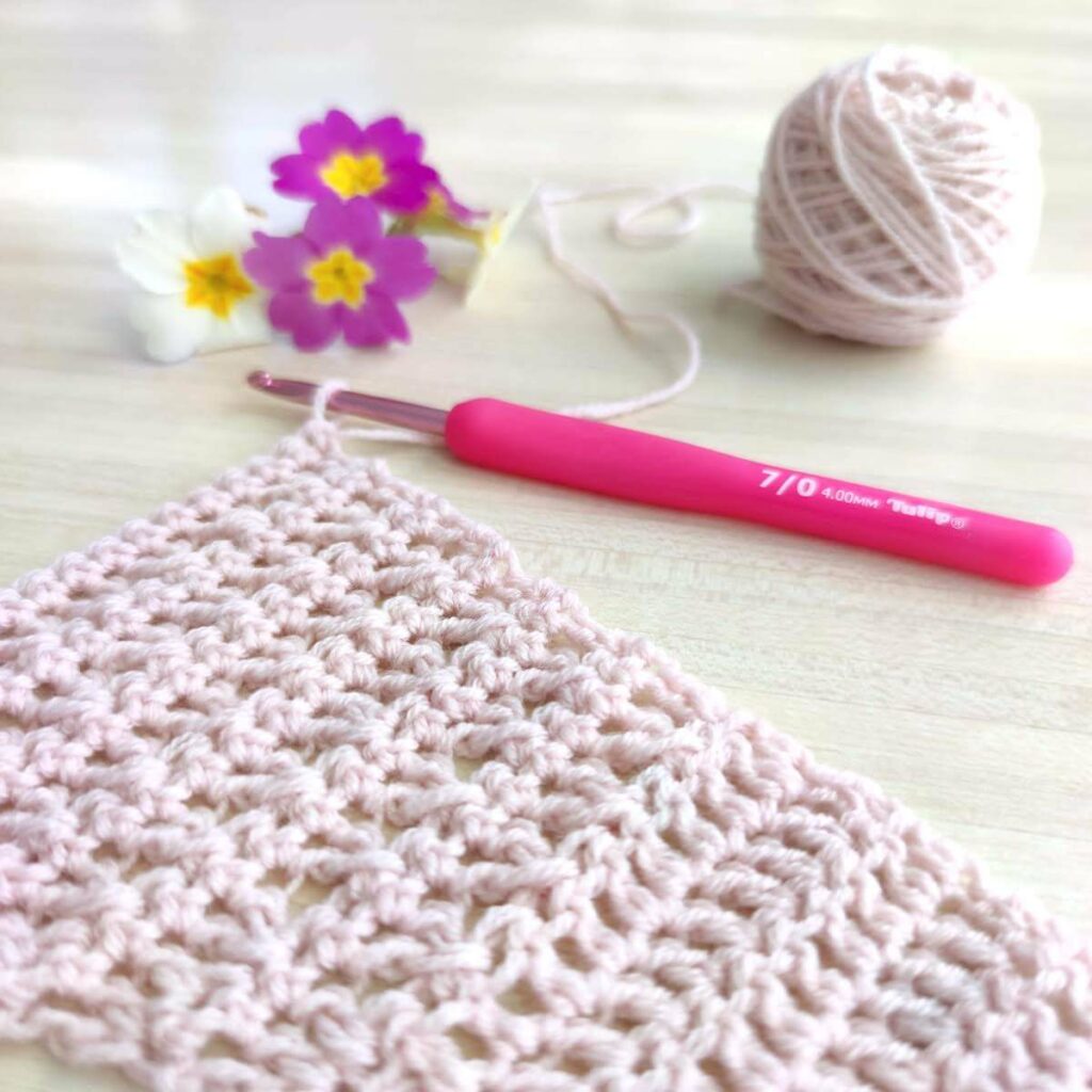 Un mémo pour organiser ses crochets et un tableau de conversion anglais français pour crocheter