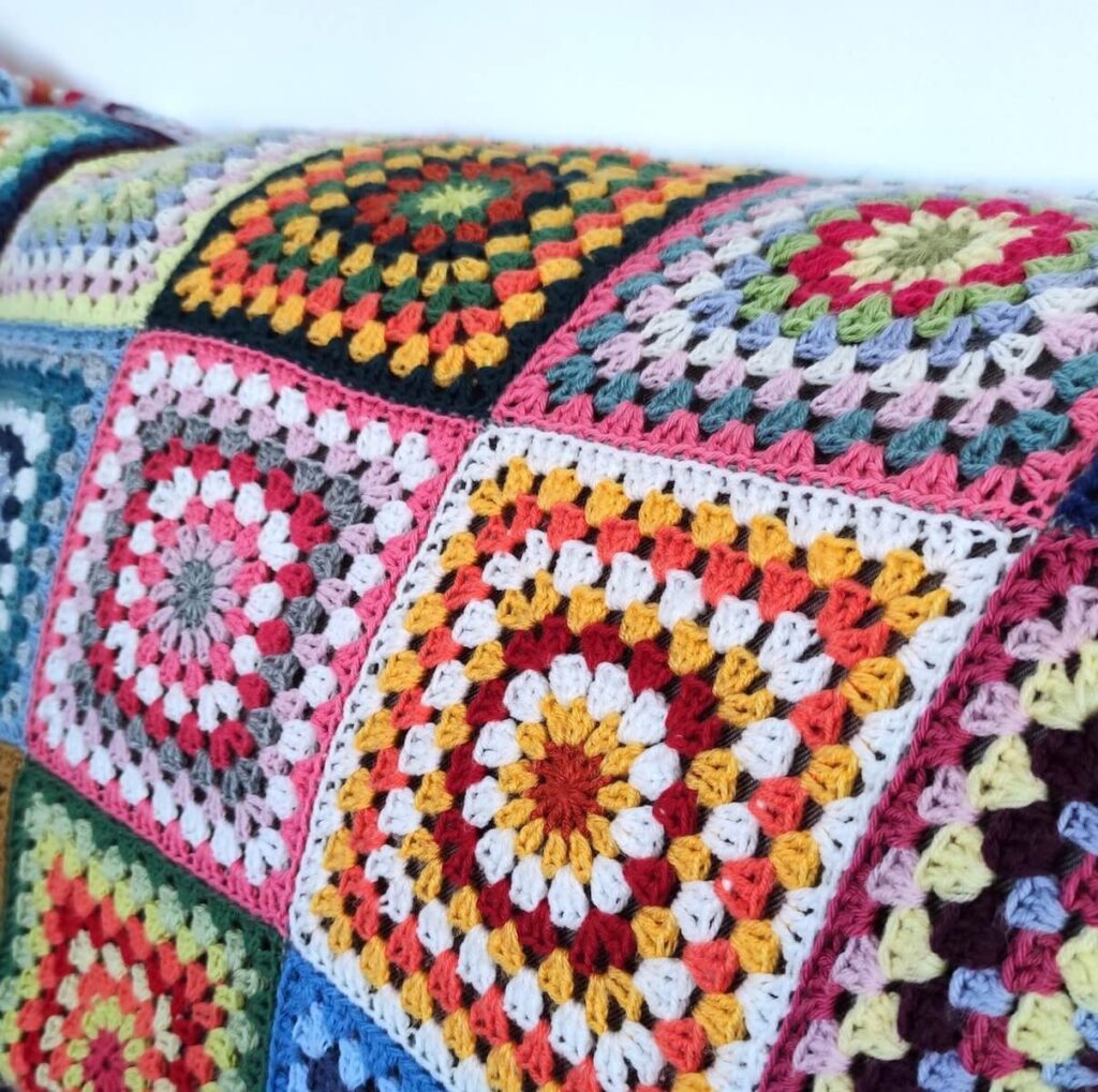 Comment faire une couverture ou un plaid au crochet ? Des grannies faciles pour utiliser ses restes de laine.