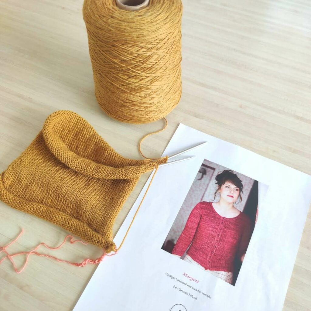 laine moutarde de la maison tricotée de Montréal et cardigan Margaux de Christallk, modèle de tricot