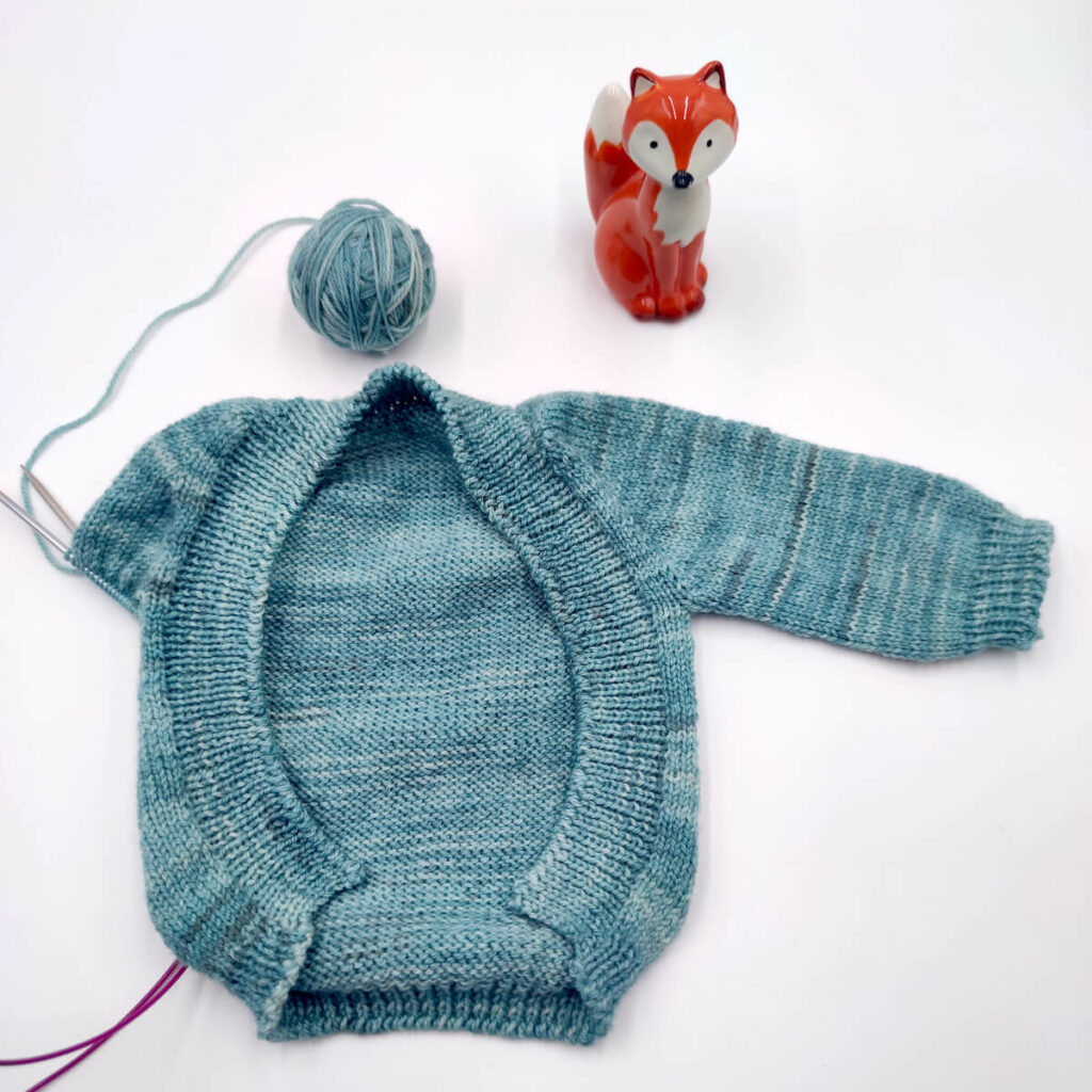 layette bébé, une brassière au tricot
