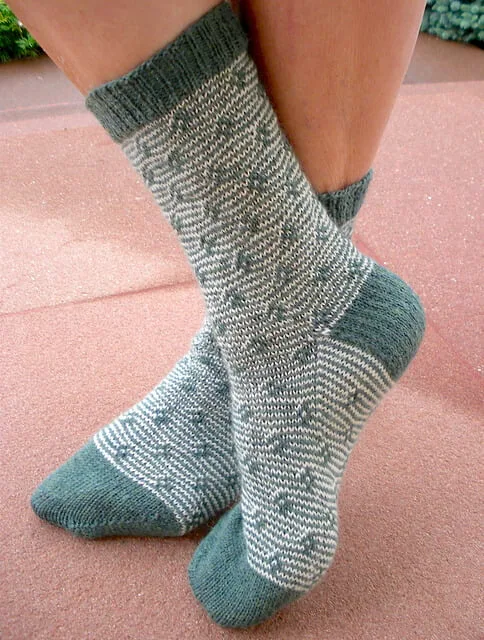 modèle gratuit de chaussettes petites fleurs