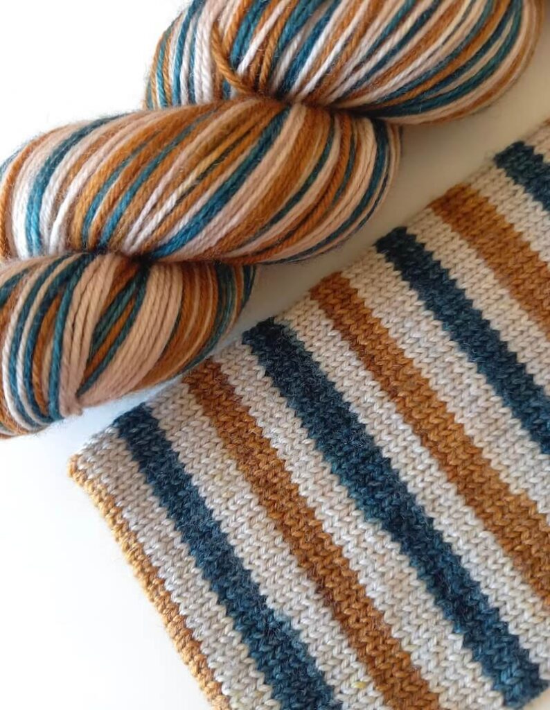 Echeveau de laine autorayante pour tricoter des bas ou des chaussettes