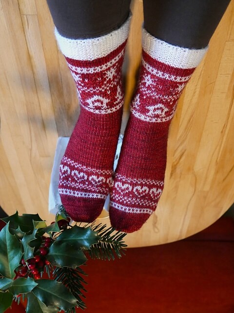 Patron pour tricoter des chaussettes avec des motifs de Noël
