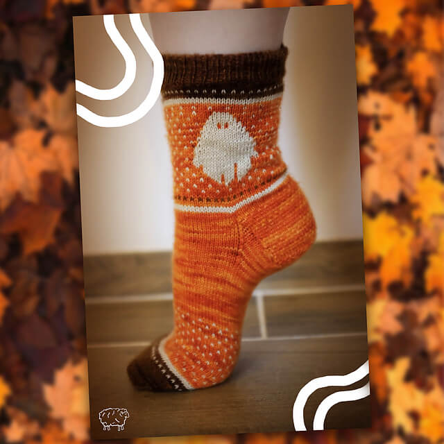 Des chaussettes sur le thème d'Halloween un modèle avec un petit fantôme à tricoter en jacquard, patron gratuit