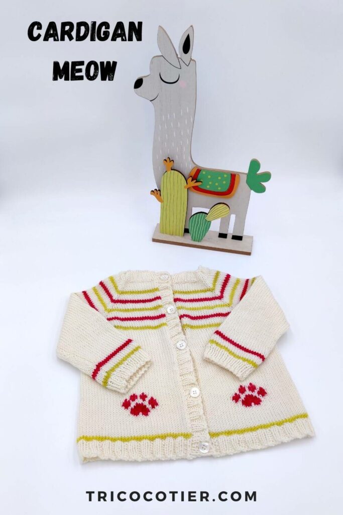 Un joli modèle de tricot avec des pattes de chats : cardigan Meow, un patron de Txiki Txiki, pour les bébés