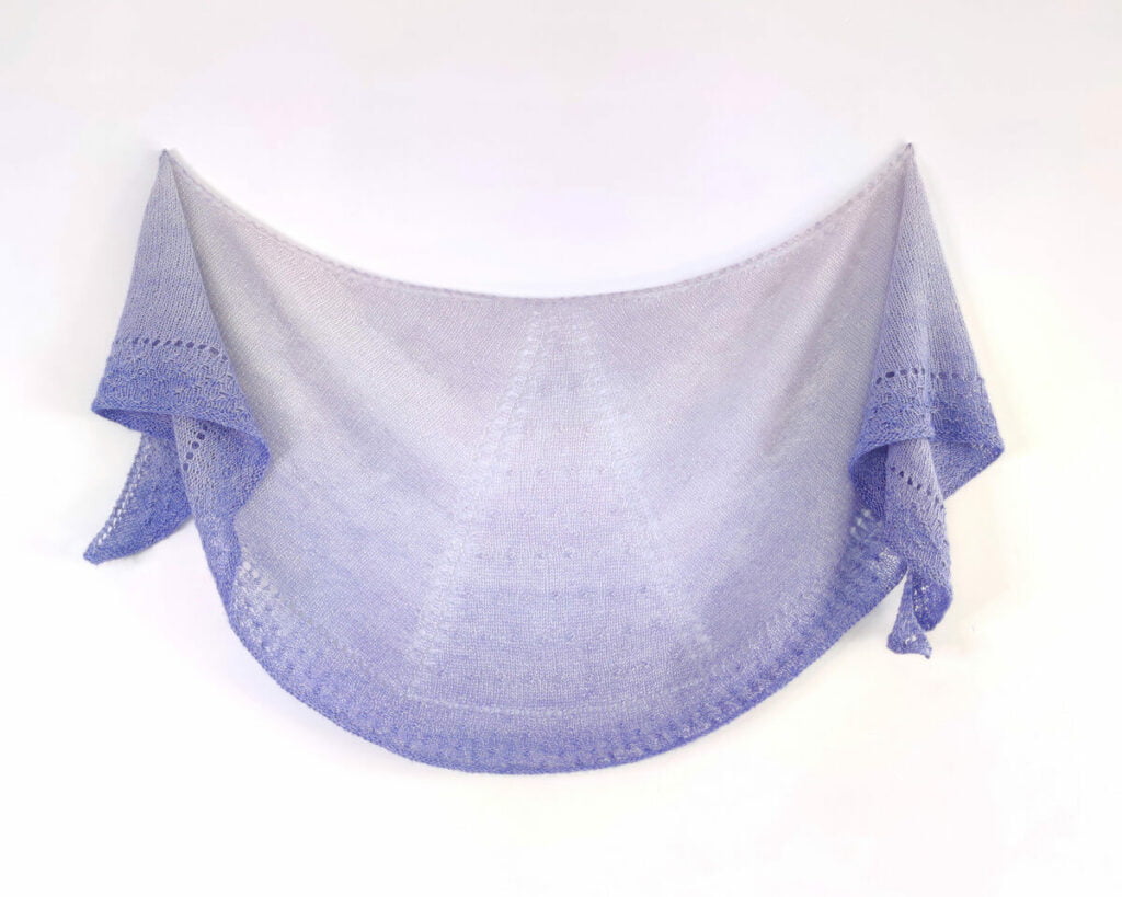 Châle essentiel avec un écheveau de laine gradient, un dégradé bleu blanc. Patron facile d'Aglaé Laser