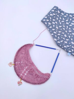 châle au tricot avec une bordure bien droite et régulière