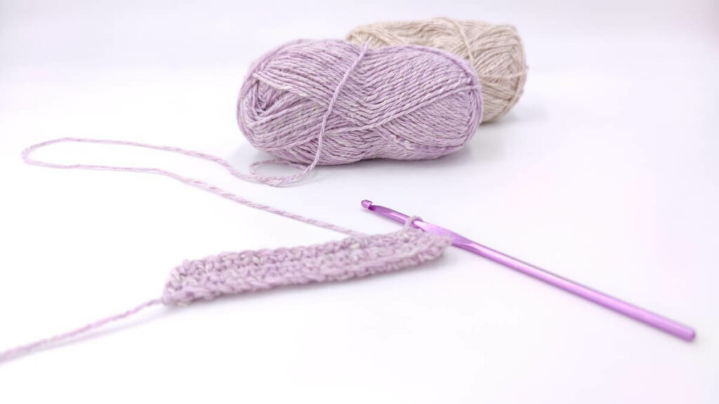 le crochet est un loisir créatif passionnant qui nécessite juste un crochet et du fil