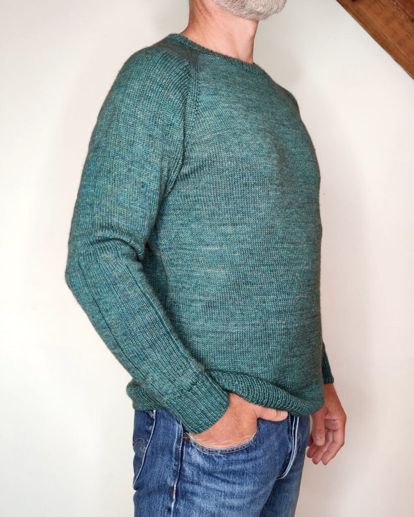 Pull top-down simple pour homme tricoté avec des écheveaux de laine teinte à la main