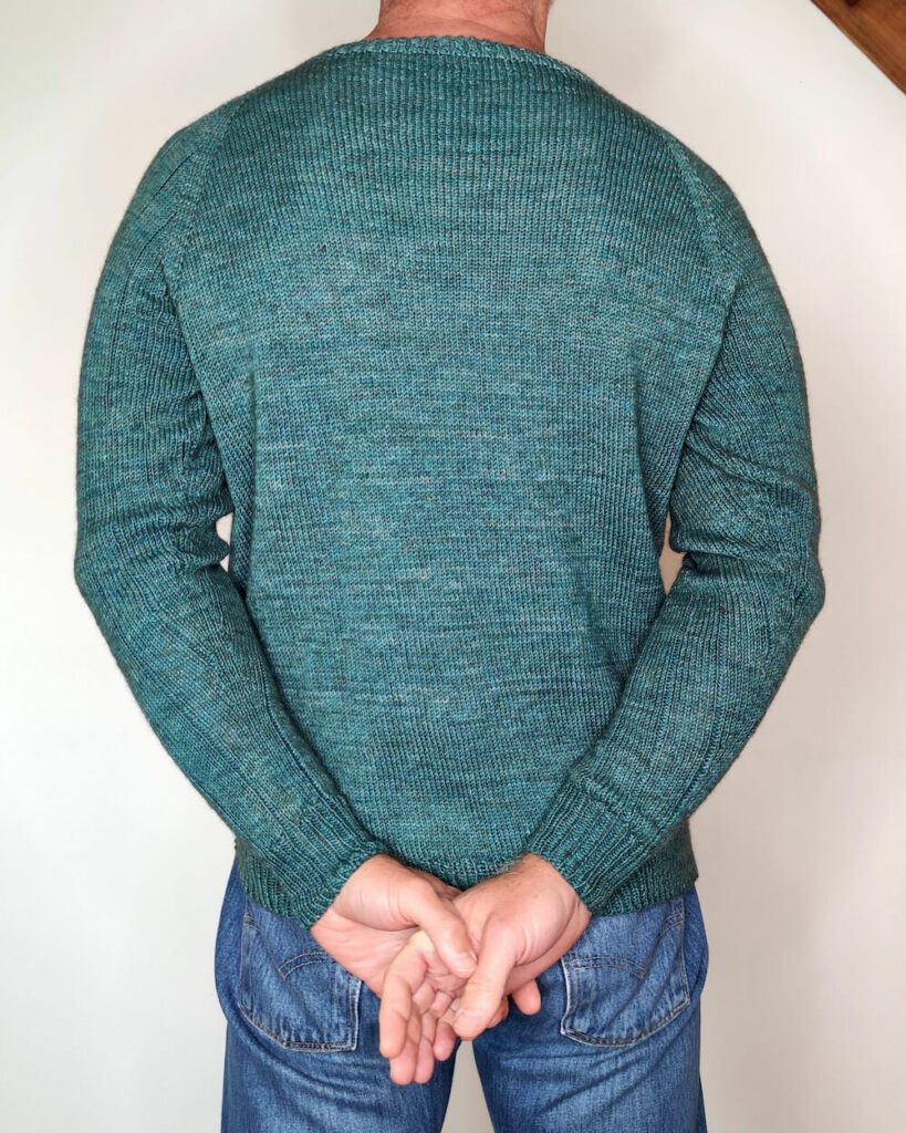 Dos du pull top-down facile pour homme tricoté avec des écheveaux de laine teinte à la main