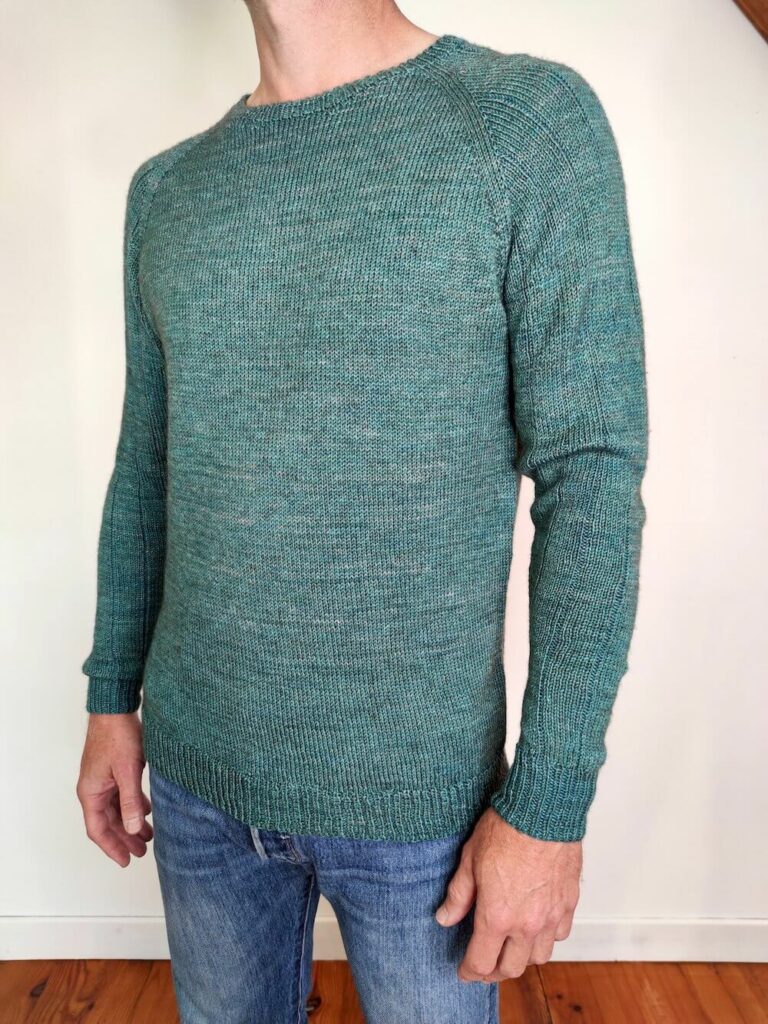 Pull top-down facile pour homme tricoté avec des écheveaux de laine teinte à la main