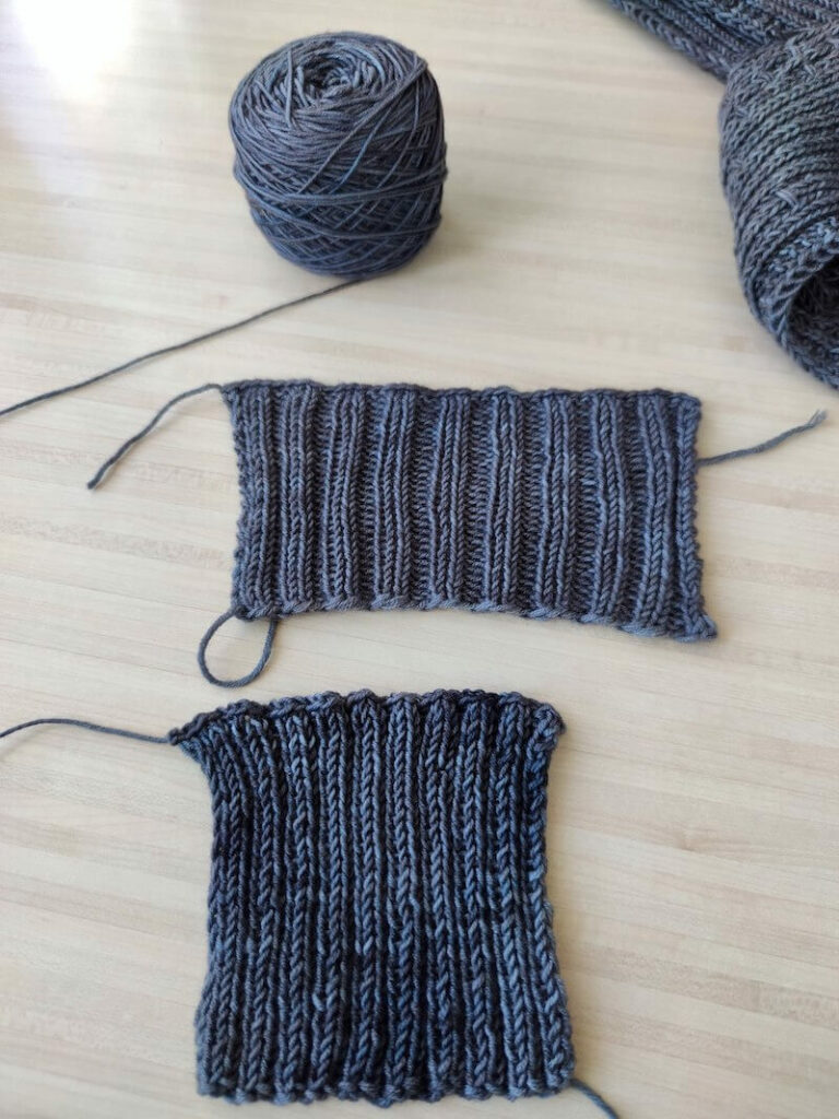 Echantillons au tricot : différence avant et après blocage avec des côtes