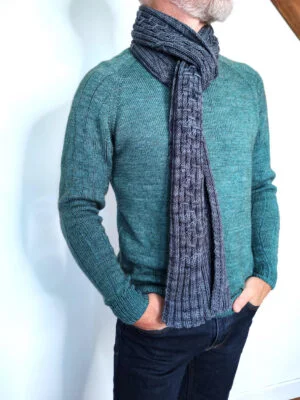Patron de tricot pour tricoter cette jolie écharpe pour homme, un modèle d'Aglaé Laser