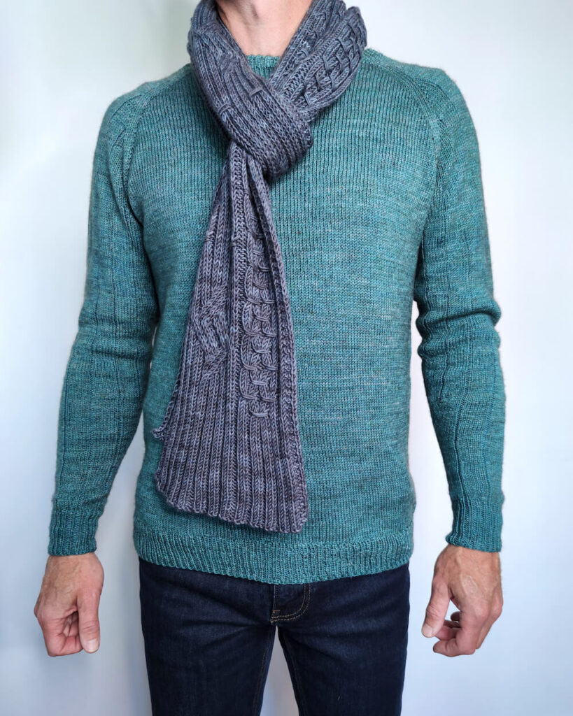 Patron de tricot pour tricoter cette jolie écharpe pour homme, un modèle d'Aglaé Laser