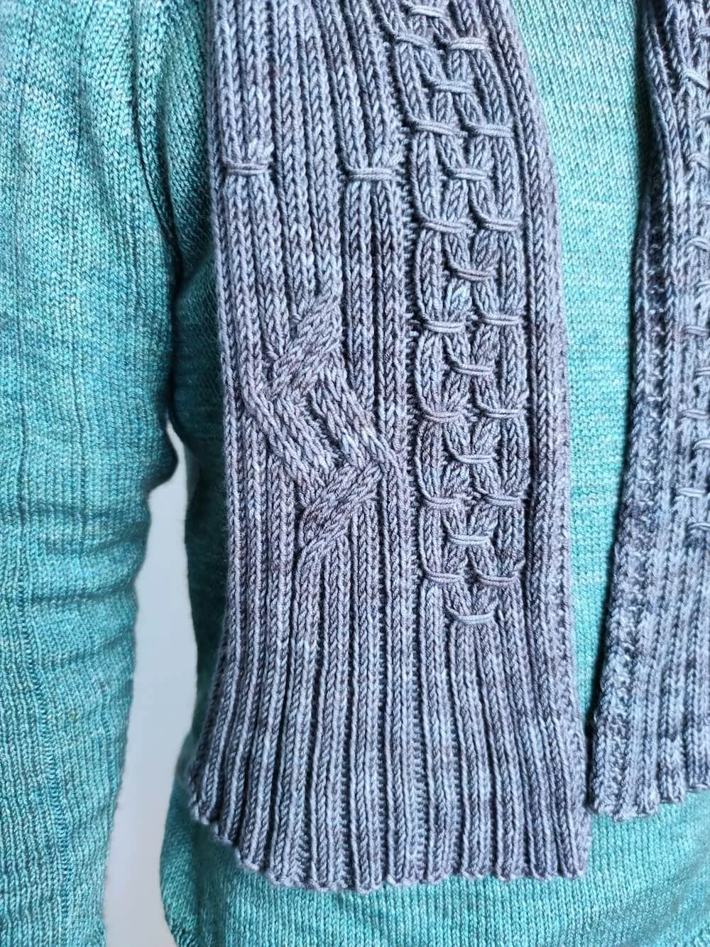 Chromoshomme écharpe pour homme avec un motif original de torsades, patron