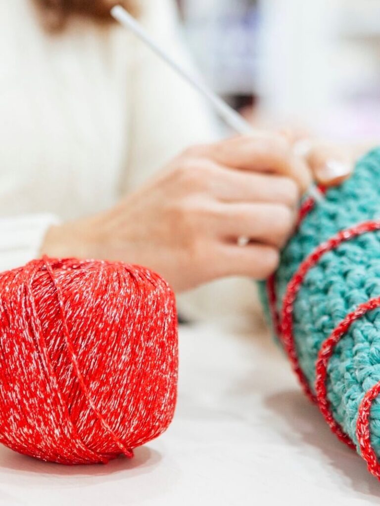 Quels cadeaux offrir à une passionnée de crochet ? Des idées : patrons, accessoires, sacs, laine et cours de crochet