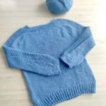 Pull layette au tricot en laine mérinos, un patron gratuit offert par TinCanKnit