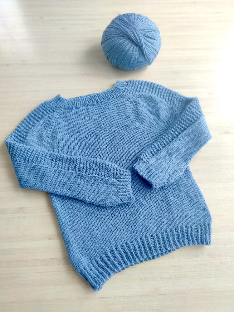 Pull layette au tricot en laine mérinos, un patron gratuit offert par TinCanKnit