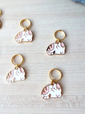 anneaux marqueurs avec des chats tricot