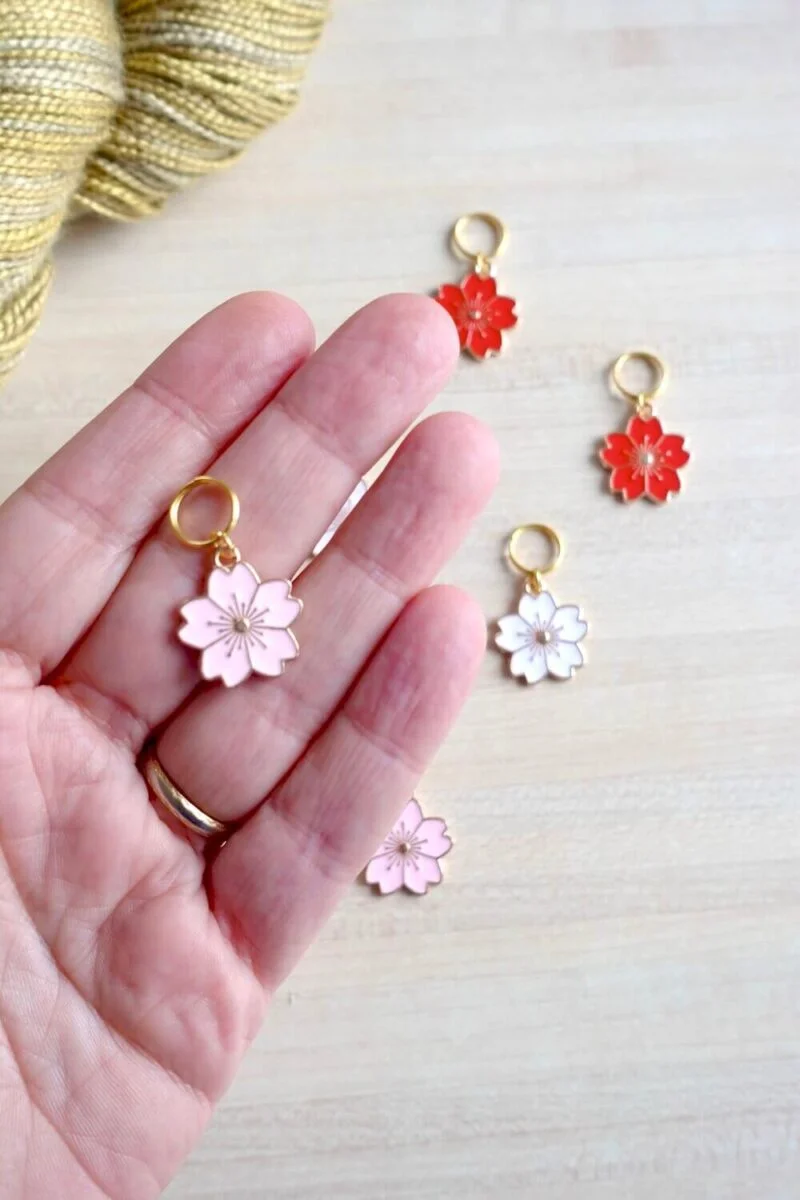 Des fleurs comme anneaux marqueurs pour égayer son ouvrage au tricot