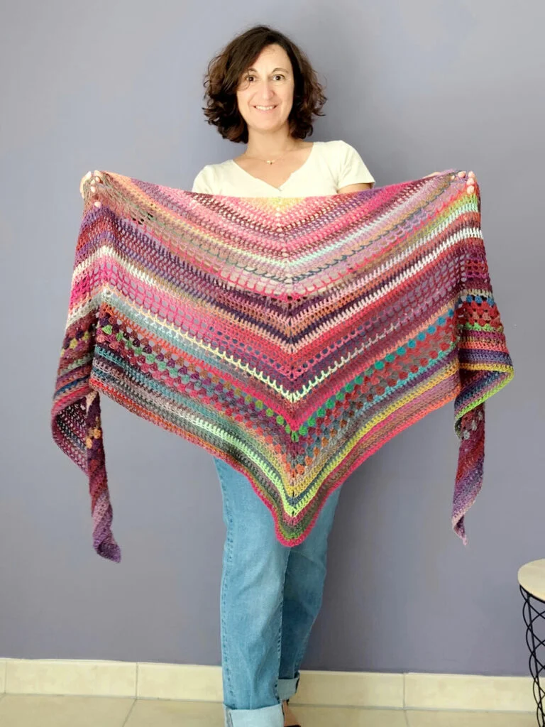 Florilège, le châle au crochet parfait si vous débutez le crochet, des mailles faciles, maille serrée, bride double bride, un design pour apprendre à crocheter