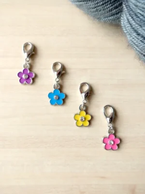 Marqueurs de mailles amovibles pour se répérer dans un ouvrage au crochet
