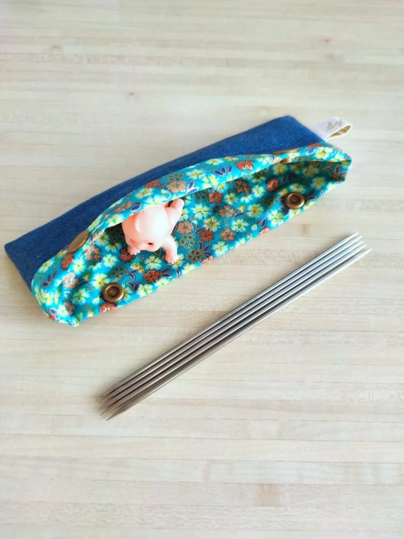 aiguilles double pointe dans une pochette bien pratique