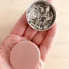 Marqueurs de maille bien rangés dans leur boite rose