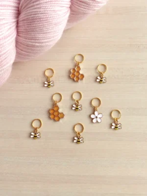 Tellement pratiques, les marqueurs de maille vous facilite votre tricot : pour séparer des motifs, marquer les augmentations. Idée cadeau tricoteuse.