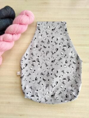 sac nomade avec des motifs couture