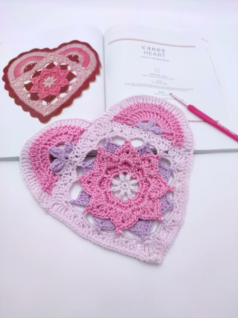 Candy heart, un modèle de coeur au crochet avec des fleurs au centre. Le tuto pour crocheter ce coeur est dans le livre Modern mandalas. 50 grannies superbes à découvrir