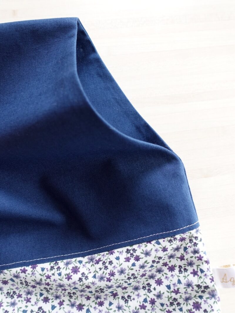 sac bleu marine avec des fleurs pour tricoter