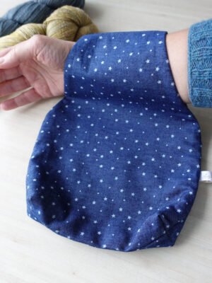 comment utiliser un sac nomade ? Glissez la pelote dans le pochon et glissez le sac sur votre bras