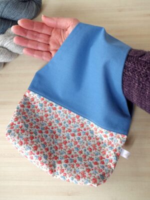 comment utiliser un sac nomade ? Glissez la pelote dans le pochon et glissez le sac sur votre bras