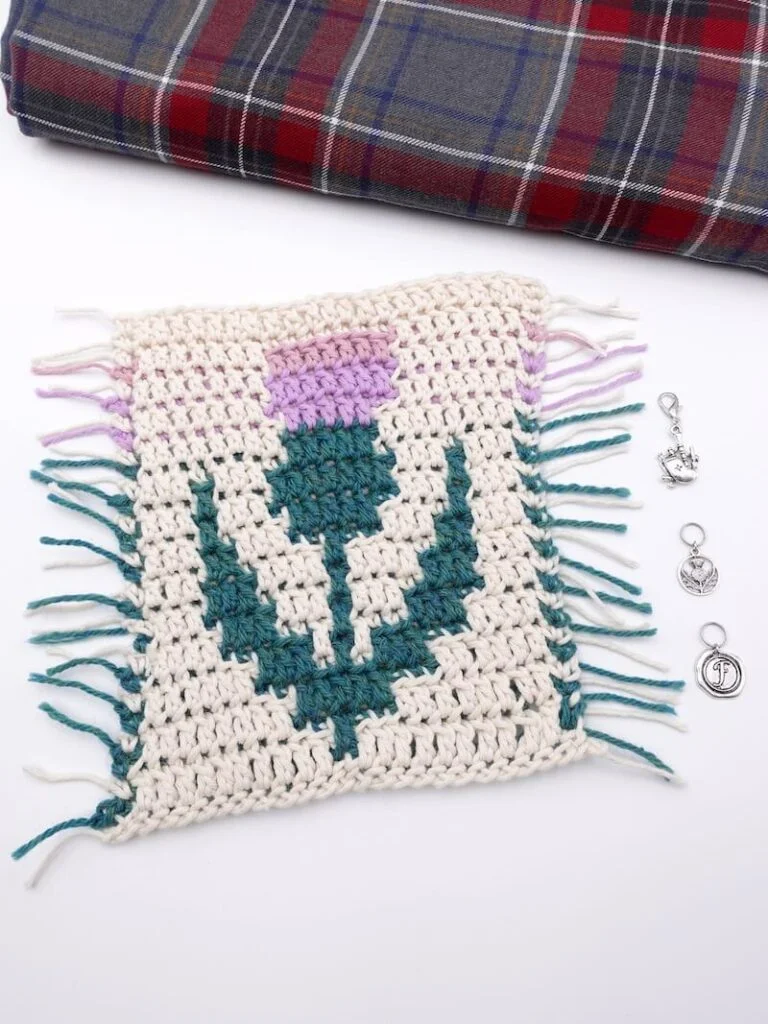 Crochet mosaïque, fleur chardon, série Outlander