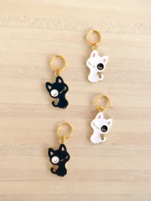 anneaux marqueurs pour le tricot avec d'adorables chats noirs et blancs
