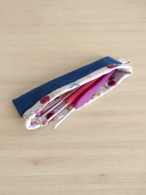 trousse à crochets avec des fleurs et des papillons
