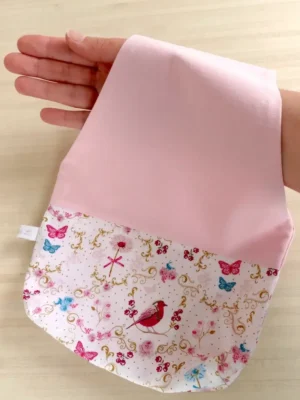 comment utiliser un sac nomade ? Glissez la pelote dans le pochon et glissez le sac sur votre bras