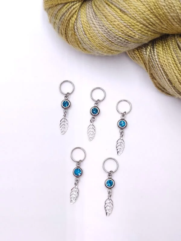 5 bijoux de tricot plume