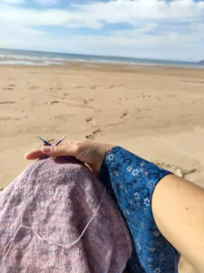 Comment tricoter facilement à la plage ? Utilisez un sac nomade pour protéger votre pelote de laine
