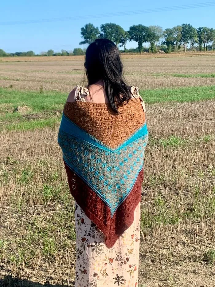 Un châle pour cet automne avec de la dentelle et de la mosaïque, patron de tricot Aglaé Laser, tricoté par Sophie