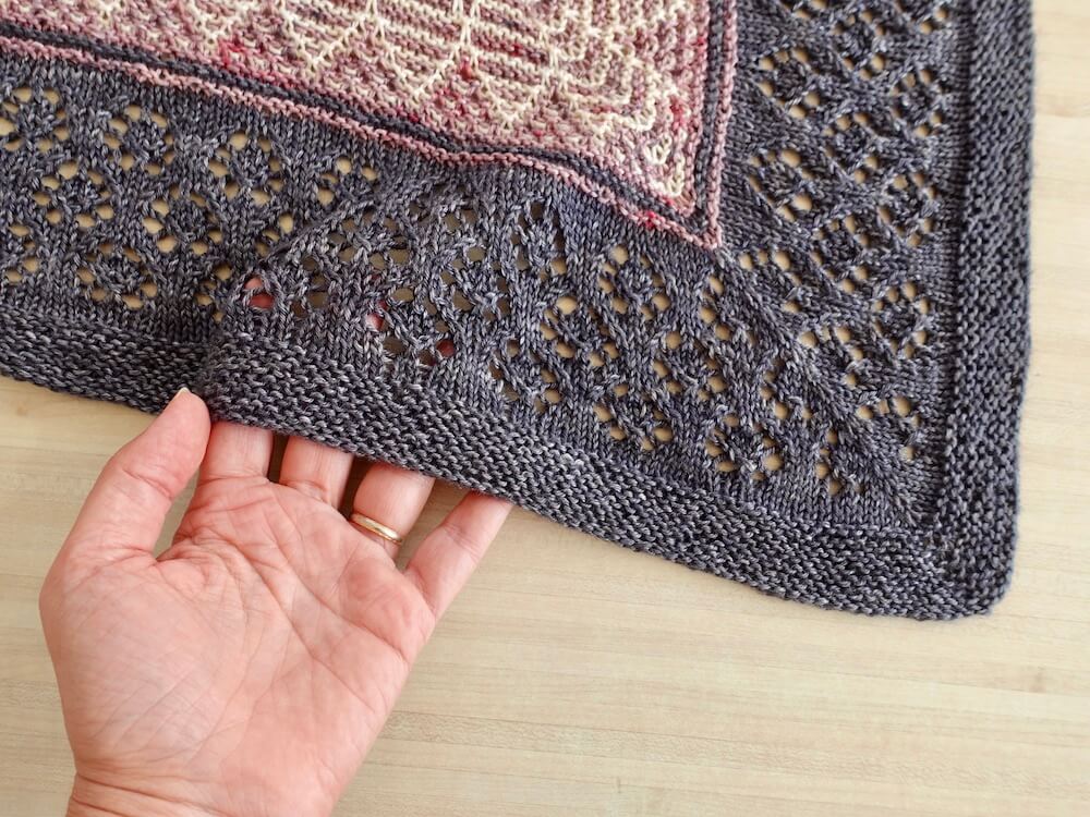 bordure du châle Tesselis, dentelle et technique de la mosaïque au tricot