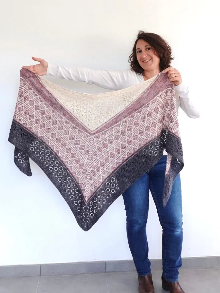 Grand châle au tricot en laine, tricoté avec 3 couleurs