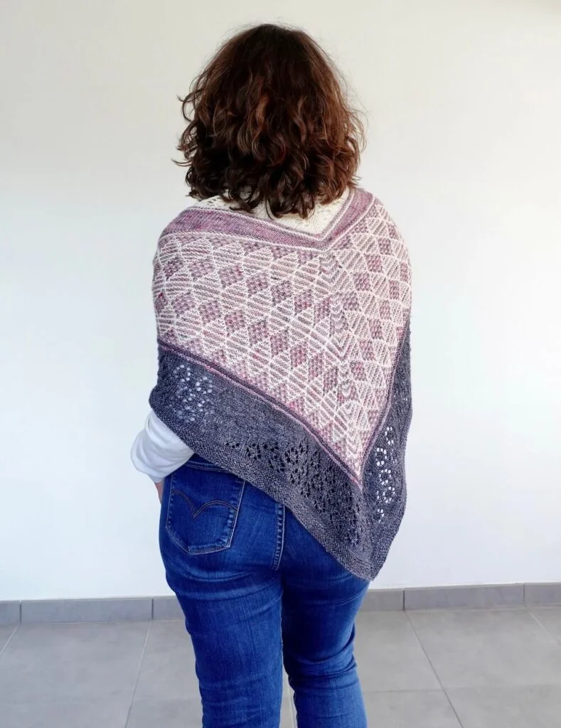 Châle porté sur les épaules, Tesselis avec de la dentelle et du tricot mosaïque