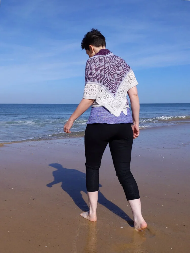 Grand châle tricoté avec les écheveaux de laine de la boutique Squirrel's yarns